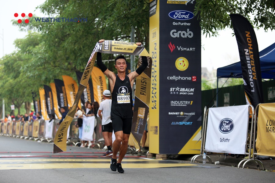 Đáng yêu khoảnh khắc “cựu vương” căng dây đích đón tân vô địch Longbien Marathon 2019 Đáng yêu khoảnh khắc “cựu vương” căng dây đích đón tân vô địch Longbien Marathon 2019